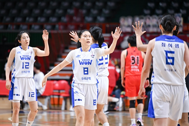우리은행 선수단이 28일 BNK전 승리 후 기뻐하고 있다. /사진=WKBL