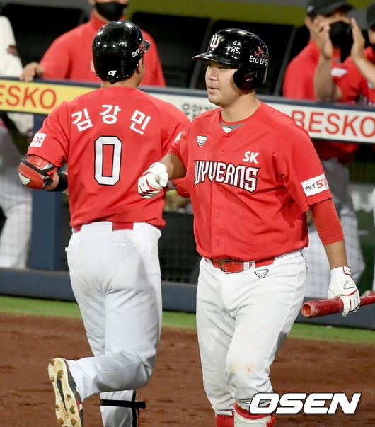 SSG 옛 동료이자 한화에서 함께 뛰게 된 김강민(왼쪽)과 이재원.