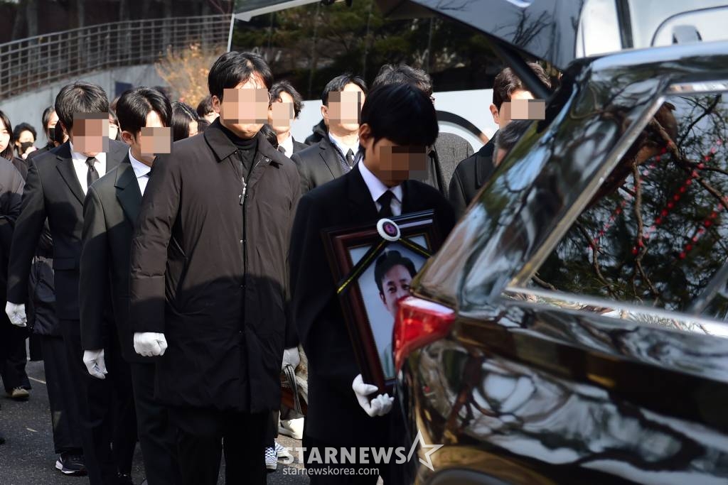 배우 故 이선균 발인이 29일 오후 서울 종로구 서울대학교병원 장례식장에서 엄수되고 있다. 고 이선균은 지난 27일 오전 서울 종로구 와룡공원 인근 노상에 세워둔 차 안에서 숨진 채 발견됐다. 향년 48세. 경찰은 그가 극단적 선택을 한 것으로 보고 자세한 사망 경위를 조사 중이다. / <사진공동취재단> /사진=김창현