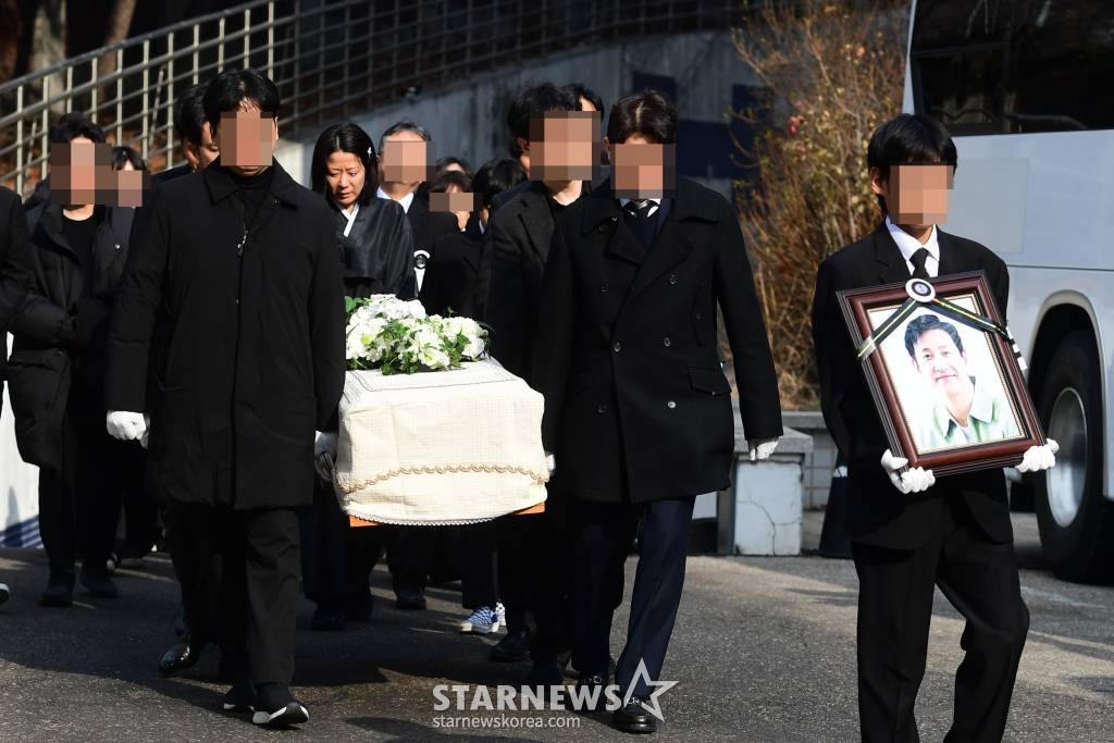 배우 故 이선균 발인이 29일 오후 서울 종로구 서울대학교병원 장례식장에서 엄수되고 있다. 고 이선균은 지난 27일 오전 서울 종로구 와룡공원 인근 노상에 세워둔 차 안에서 숨진 채 발견됐다. 향년 48세. 경찰은 그가 극단적 선택을 한 것으로 보고 자세한 사망 경위를 조사 중이다. / <사진공동취재단> /사진=김창현