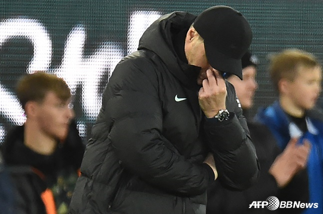 고개 숙인 포체티노 감독. /AFPBBNews=뉴스1