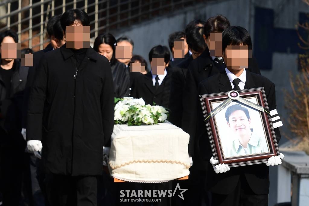 배우 故 이선균 발인이 29일 오후 서울 종로구 서울대학교병원 장례식장에서 엄수되고 있다. 고 이선균은 지난 27일 오전 서울 종로구 와룡공원 인근 노상에 세워둔 차 안에서 숨진 채 발견됐다. 향년 48세. 경찰은 그가 극단적 선택을 한 것으로 보고 자세한 사망 경위를 조사 중이다. / <사진공동취재단> /사진=김창현