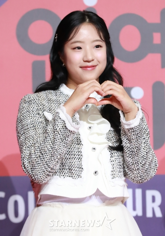 신유빈이 지난해 12월 29일 열린 '2023 SBS 연예대상' 포토월 행사에 참석해 포즈를 취하고 있다. /사진=이동훈 기자