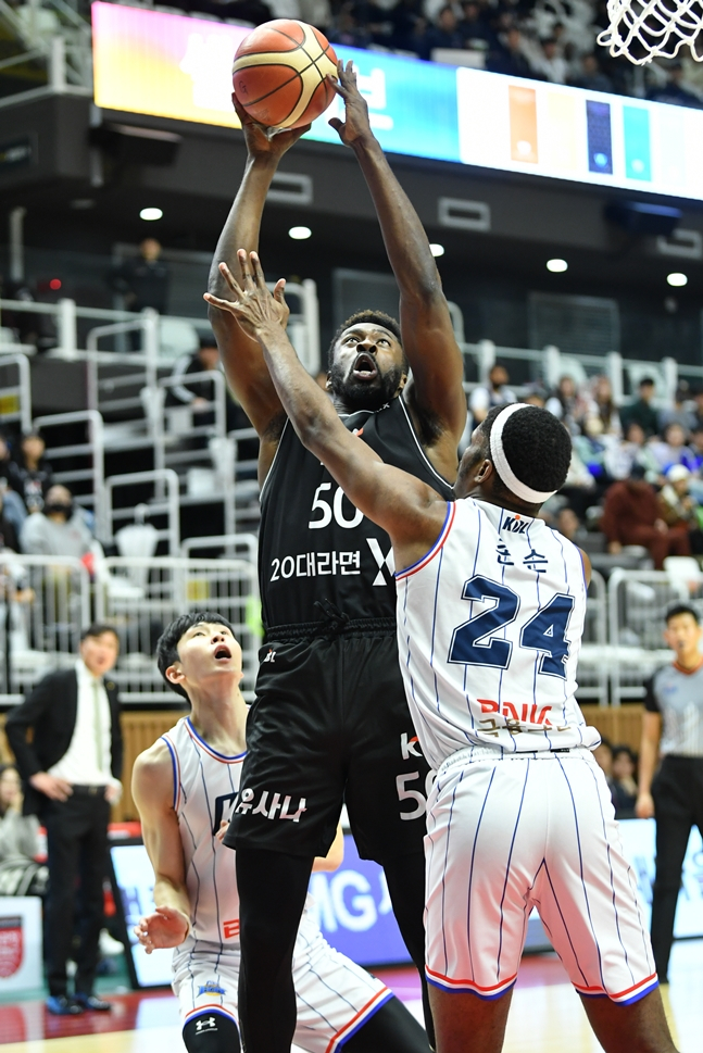 KT-KCC 경기 장면. /사진=KBL 제공
