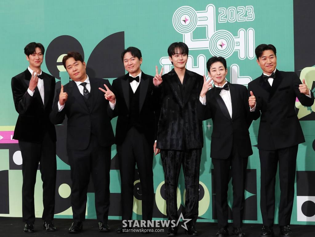 '1박 2일' 나인우, 문세윤, 연정훈, 유선호, 딘딘, 김종민이 23일 오후 서울 영등포구 여의도동 KBS 신관홀에서 진행된 '2023 KBS 연예대상' 레드카펫에 참석해 포즈를 취하고 있다. 2023.12.23 /사진=김창현