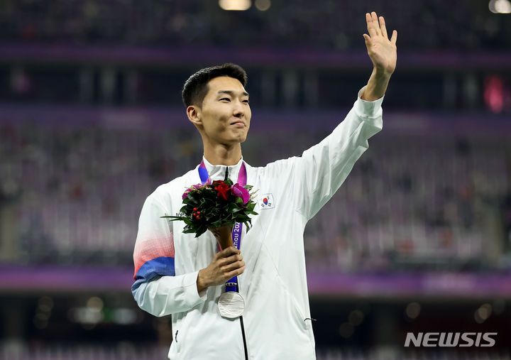 2022 항저우 아시안게임에서 은메달을 목에 건 우상혁. /사진=뉴시스
