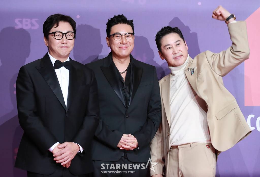 탁재훈, 이상민, 신동엽이 29일 오후 서울 상암동 SBS 프리즘센터에서 진행된 2023 SBS 연예대상 포토월 행사에 참석해 포즈를 취하고 있다. /2023.12.30 /사진=이동훈