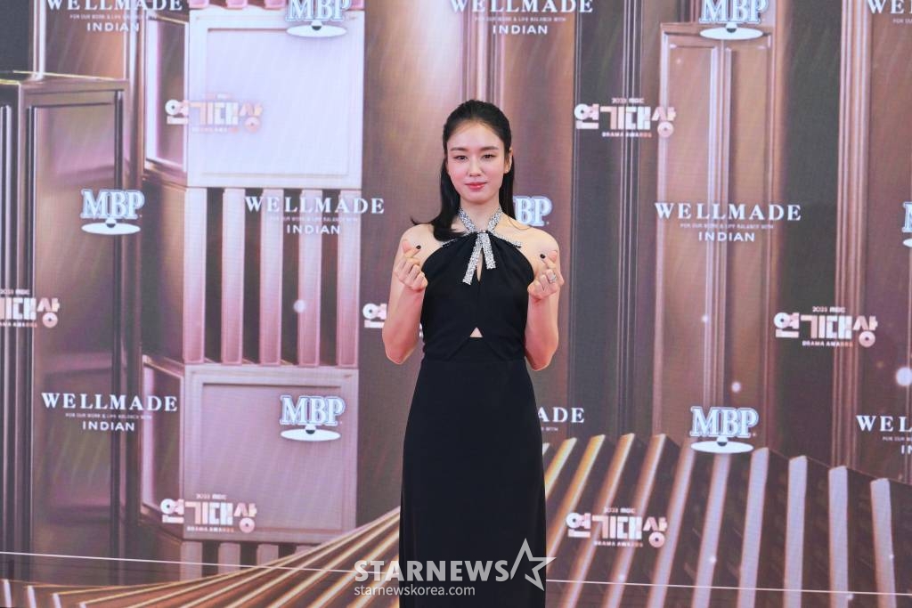 배우 안은진이 30일 오후 서울 마포구 상암동 MBC 사옥에서 진행된 '2023 MBC 연기대상' 레드카펫 행사에 참석해 포즈를 취하고 있다. / 사진제공 = MBC /사진=김창현