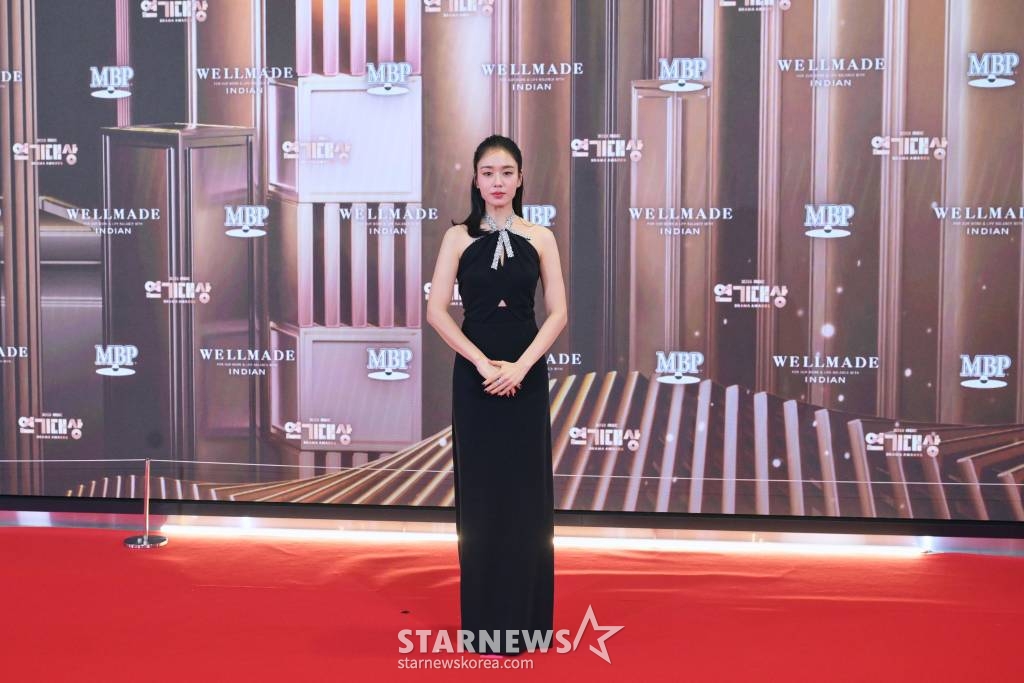 배우 안은진이 30일 오후 서울 마포구 상암동 MBC 사옥에서 진행된 '2023 MBC 연기대상' 레드카펫 행사에 참석해 포즈를 취하고 있다. / 사진제공 = MBC /사진=김창현