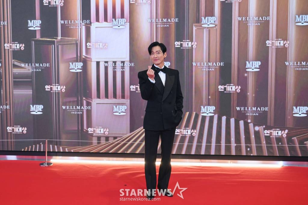 배우 남궁민이 30일 오후 서울 마포구 상암동 MBC 사옥에서 진행된 '2023 MBC 연기대상' 레드카펫 행사에 참석해 포즈를 취하고 있다. / 사진제공 = MBC /사진=김창현