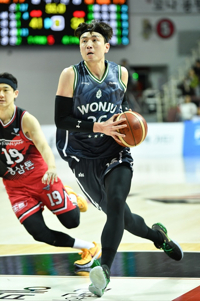 경기에 집중하는 강상재(오른쪽). /KBL 제공