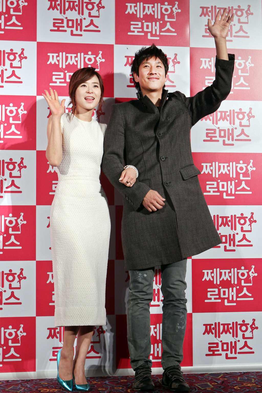 배우 최강희(왼쪽)와 이선균이 2010년 11월 8일 오전 서울 종로 롯데시네마 피카다리서 열린 영화 '쩨쩨한 로맨스' 제작발표회에 참석해 환하게 웃고 있다.