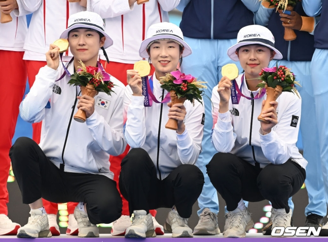 안산(왼쪽부터), 최미선, 임시현으로 이뤄진 한국 여자 양궁 대표팀이 지난해 10월 열린 2022 항저우 아시안게임 양궁 여자 단체전에서 금메달을 딴 후 기념사진을 촬영하고 있다.