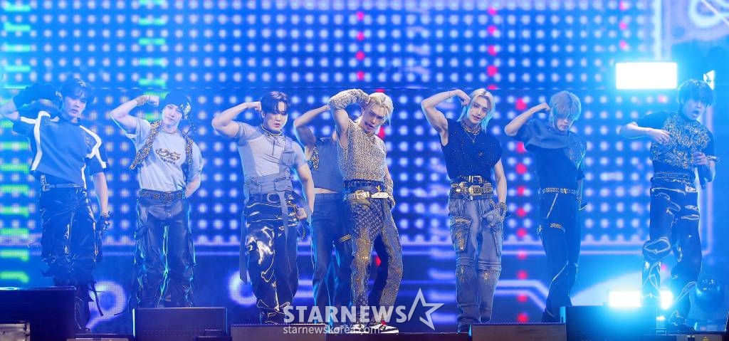 그룹 스트레이키즈(Stray Kids)가 지난 14일 필리핀 아레나에서 열린 '2023 아시아 아티스트 어워즈 인 필리핀'(2023 Asia Artist Awards IN THE PHILIPPINES, 이하 '2023 AAA')에서 멋진 무대를 선보이고 있다. 스트레이키즈는 '2023 AAA'에서 가수부문 대상 AAA 올해의 스테이지, AAA 페뷸러스, AAA 베스트 크리에이터 등 3관왕을 차지했다. /사진=김창현