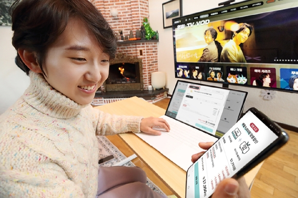 KT 모델이 '알뜰할인 프로모션'을 소개하고 있는 모습