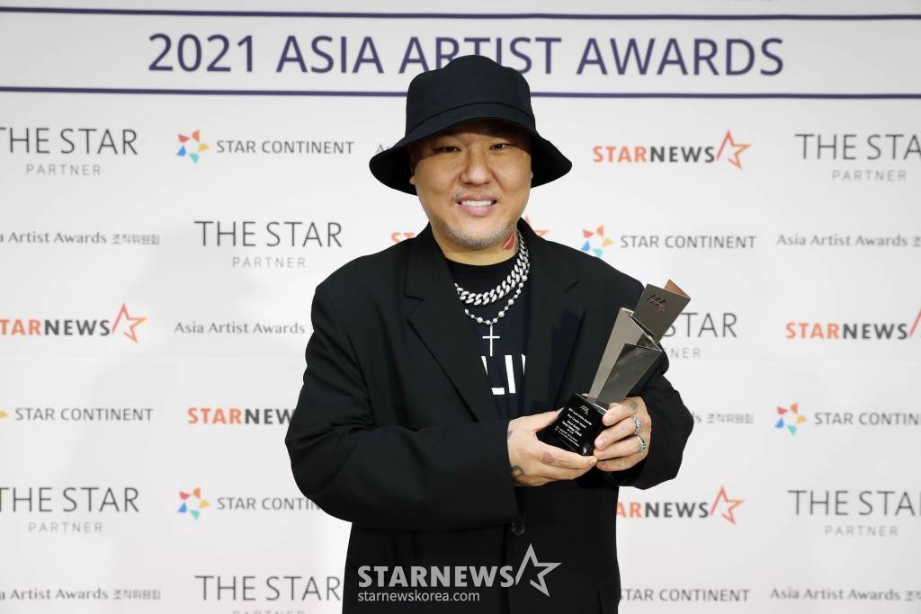 용감한형제가 2일 오후 서울 강서구 KBS아레나에서 진행된 '2021 Asia Artist Awards(2021 아시아 아티스트 어워즈, 2021 AAA)' 시상식에서 AAA 베스트 크리에이터상을 수상하고 포즈를 취하고 있다. 스타뉴스가 주최하고 AAA 조직위원회가 주관하는 AAA는 어디에서도 보지 못했던 새로운 무대를 선보이며 전 세계 팬들의 눈과 귀를 사로잡아 명실상부 NO.1 글로벌 시상식으로 거듭났다. /사진=AAA 기자 star@