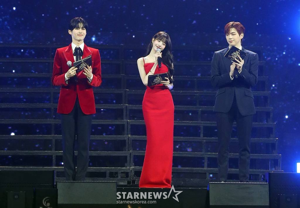 MC 성한빈, 장원영, 강다니엘이 14일 필리핀 아레나에서 열린 '2023 아시아 아티스트 어워즈 인 필리핀'(2023 Asia Artist Awards IN THE PHILIPPINES, 이하 '2023 AAA')에서 진행을 하고 있다. '2023 AAA'는 스타뉴스가 주최하고 Asia Artist Awards 조직위원회, TONZ 엔터테인먼트, PULP Live World가 공동 주관한다. 그룹 아이브(IVE) 장원영, 가수 강다니엘, 그룹 제로베이스원 성한빈이 MC를 맡았다. 2023.12.14 /사진=김창현