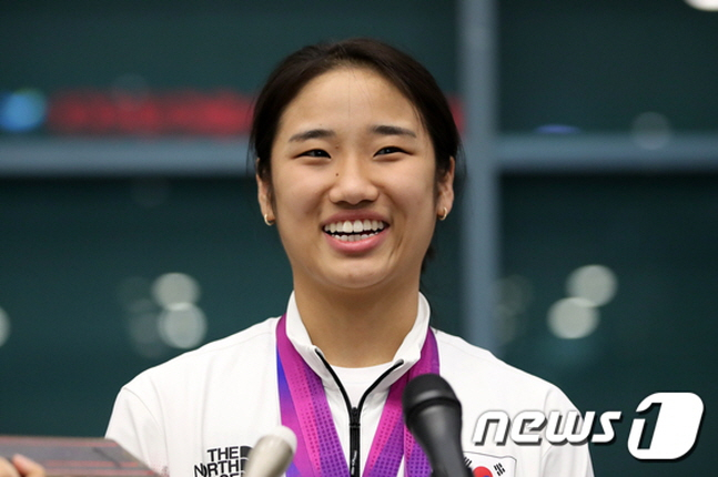 지난해 항저우 아시안게임을 마치고 귀국해 밝게 웃고 있는 안세영. /사진=뉴스1