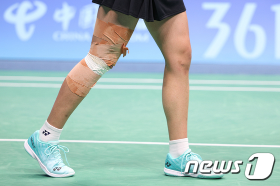무릎에 테이핑을 하고 아시안게임 결승에 나섰던 안세영. /사진=뉴스1