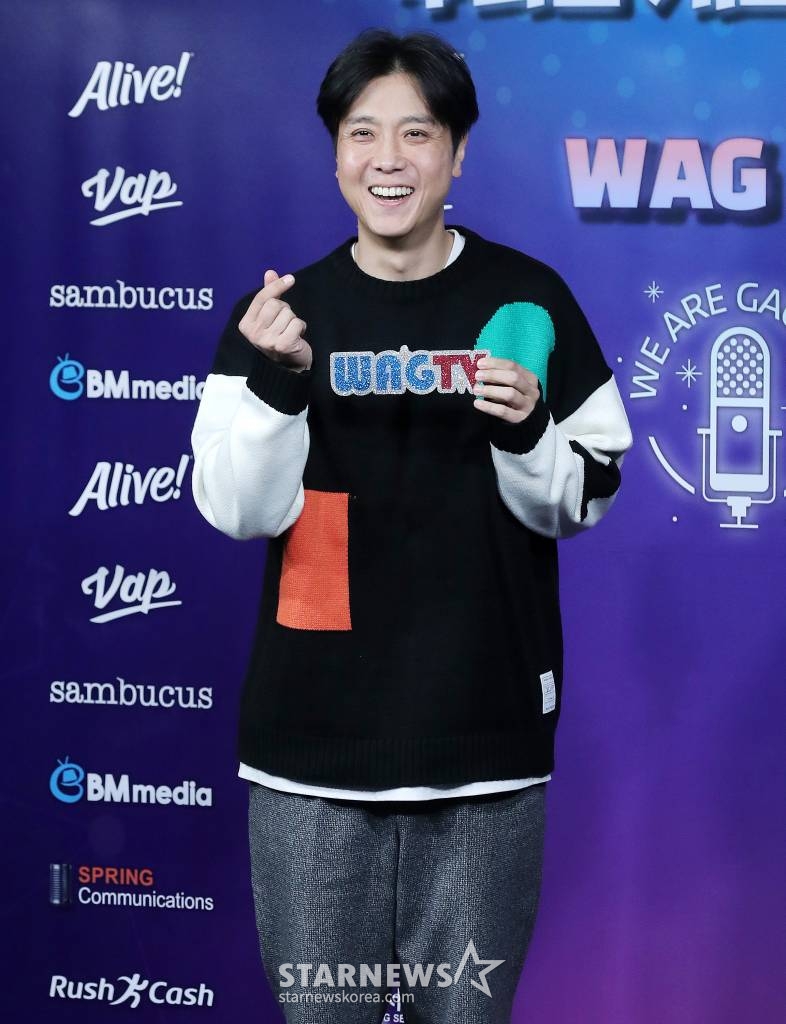 개그맨 이동윤이 18일 오후 서울 마포구 서교동 윤형빈소극장에서 열린 웹 개그 콘첸트 '우리는 개그맨이다' 제작발표회에 참석해 인사말을 하고 있다. '우리는 개그맨이다' 시즌 1은 엄영수 회장을 필두로 심형래, 임하룡, 김학래, 김수용 등 스타 코미디언부터 신인 코미디언까지 총출동한다. 이들은 지난 10월 27일 동서울대학교에서 '개그맨들이 노는 판' 콘텐츠를 녹화, 60여 명의 코미디언들에게 웃음의 기회를 제공했고 어려운 상황에 있는 코미디언 선후배들을 돕는 프로젝트 코미디 '개그 챌린지'도 시작한다. 2021.11.18 /사진=김창현 기자 chmt@