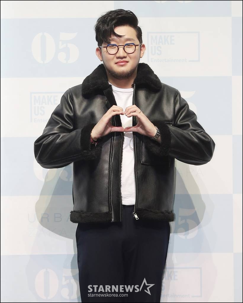 R&B 혼성그룹 어반자카파 박용인이 27일 오후 서울 서대문구 이화여자대학교 삼성홀에서 진행된 정규 5집 앨범 '05' 발매 기념 쇼케이스에서 포즈를 취하고 있다. '05'에는 더블 타이틀 곡 '이 밤이 특별해진 건', '뜻대로'를 비롯해 '비틀비틀', '혼자', '목요일 밤', '나쁜 연애', '허우적허우적', '비가 내린다', '그때의 나, 그때의 우리', '그런 밤'까지 총 10트랙이 수록됐다. /사진=김창현 기자 chmt@