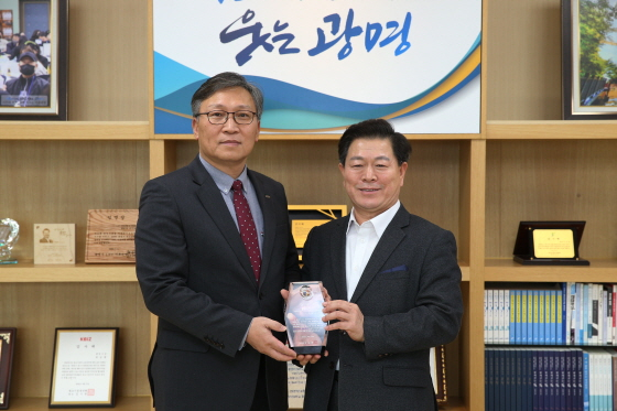 이홍복 경륜경정총괄본부장(왼쪽)/사진제공=국민체육진흥공단