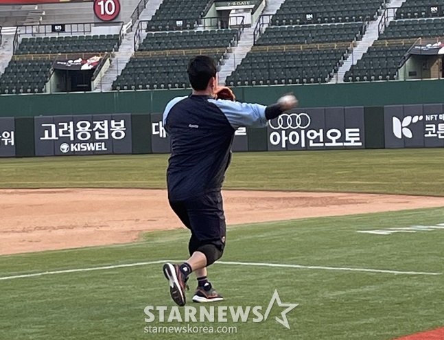 롯데 김상수가 2일 부산 사직야구장에서 캐치볼을 하고 있다. /사진=양정웅 기자