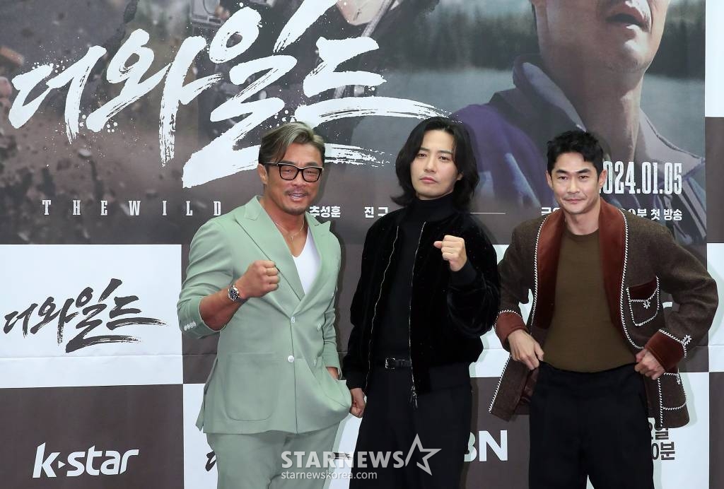 방송인 추성훈, 배우 진구, 배정남이 3일 오전 서울 마포구 상암동 스탠포드 서울에서 진행된 MBN 예능프로그램 '더 와일드'(THE WILD) 제작발표회에 참석해 포즈를 취하고 있다. '더 와일드'는 추성훈-진구-배정남, 세 명의 '와일더'들이 캐나다 국립공원의 경이로운 자연과 야생 속에서 다양한 액티비티를 직접 계획하여 탐험하는 '본격 DIY 어드벤처 리얼리티'다. 오는 5일 첫 방송. 2023.01.03 /사진=김창현