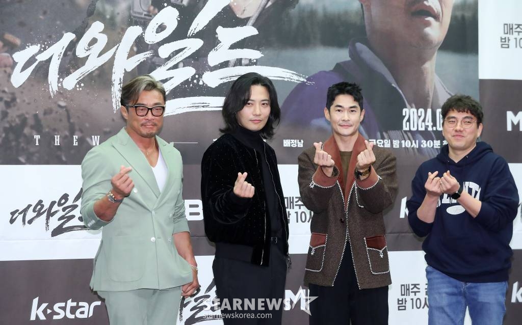 방송인 추성훈, 배우 진구, 배정남, 김영도 PD가 3일 오전 서울 마포구 상암동 스탠포드 서울에서 진행된 MBN 예능프로그램 '더 와일드'(THE WILD) 제작발표회에 참석해 포즈를 취하고 있다. '더 와일드'는 추성훈-진구-배정남, 세 명의 '와일더'들이 캐나다 국립공원의 경이로운 자연과 야생 속에서 다양한 액티비티를 직접 계획하여 탐험하는 '본격 DIY 어드벤처 리얼리티'다. 오는 5일 첫 방송. 2023.01.03 /사진=김창현