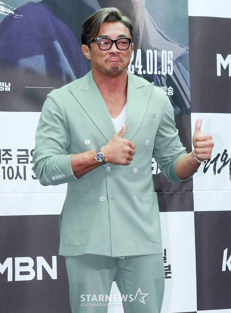 방송인 추성훈이 3일 오전 서울 마포구 상암동 스탠포드 서울에서 진행된 MBN 예능프로그램 '더 와일드'(THE WILD) 제작발표회에 참석해 포즈를 취하고 있다. '더 와일드'는 추성훈-진구-배정남, 세 명의 '와일더'들이 캐나다 국립공원의 경이로운 자연과 야생 속에서 다양한 액티비티를 직접 계획하여 탐험하는 '본격 DIY 어드벤처 리얼리티'다. 2023.01.03 /사진=김창현
