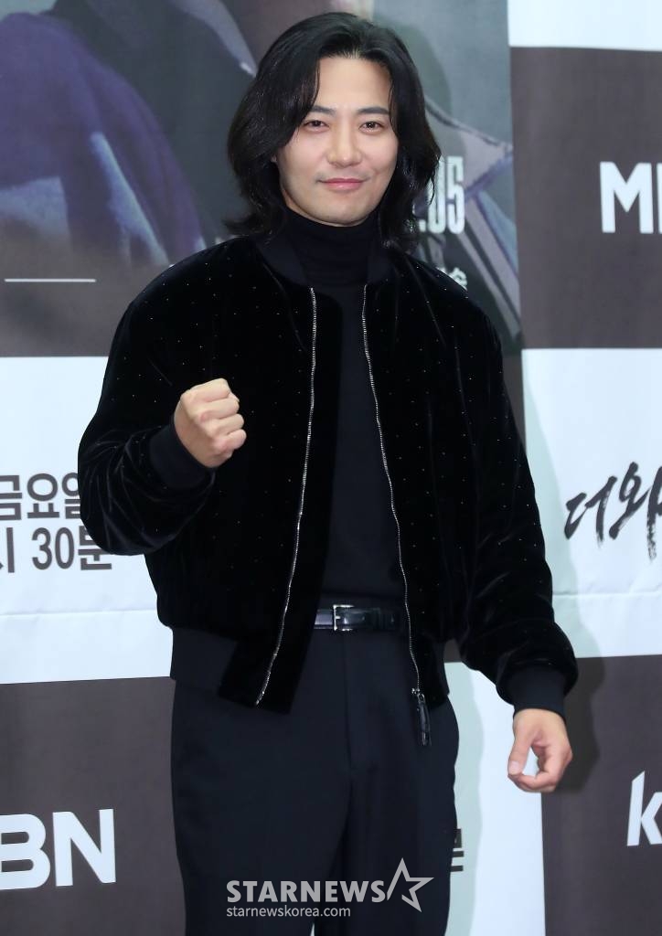 배우 진구가 3일 오전 서울 마포구 상암동 스탠포드 서울에서 진행된 MBN 예능프로그램 '더 와일드'(THE WILD) 제작발표회에 참석해 포즈를 취하고 있다. '더 와일드'는 추성훈-진구-배정남, 세 명의 '와일더'들이 캐나다 국립공원의 경이로운 자연과 야생 속에서 다양한 액티비티를 직접 계획하여 탐험하는 '본격 DIY 어드벤처 리얼리티'다. 2023.01.03 /사진=김창현