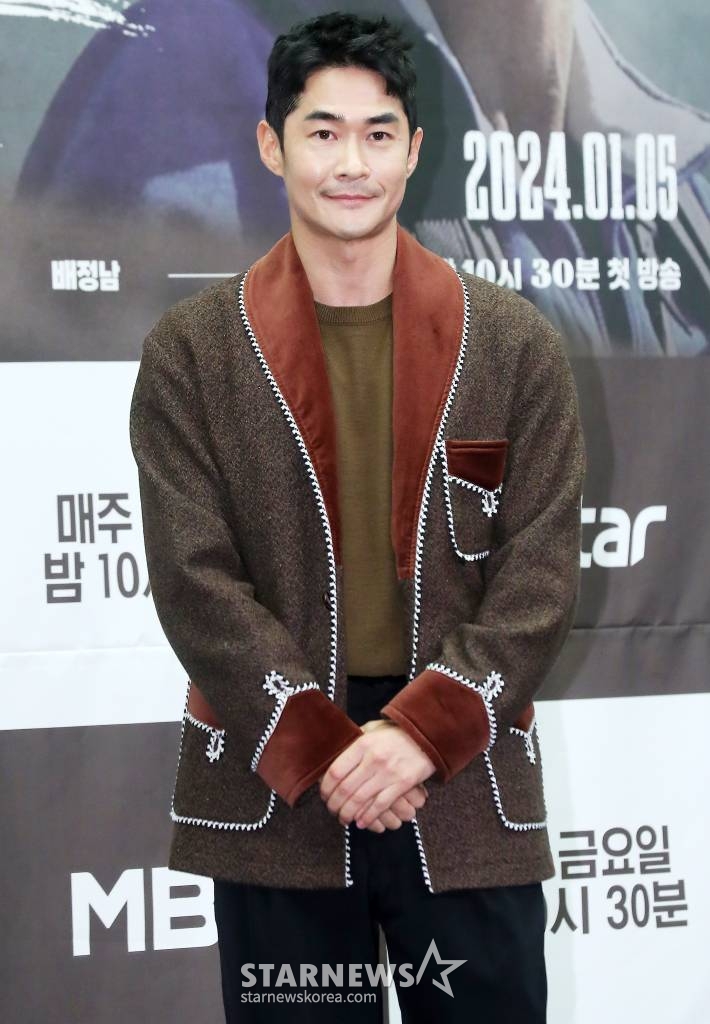 배우 배정남이 3일 오전 서울 마포구 상암동 스탠포드 서울에서 진행된 MBN 예능프로그램 '더 와일드'(THE WILD) 제작발표회에 참석해 포즈를 취하고 있다. '더 와일드'는 추성훈-진구-배정남, 세 명의 '와일더'들이 캐나다 국립공원의 경이로운 자연과 야생 속에서 다양한 액티비티를 직접 계획하여 탐험하는 '본격 DIY 어드벤처 리얼리티'다. 오는 5일 첫 방송. 2023.01.03 /사진=김창현