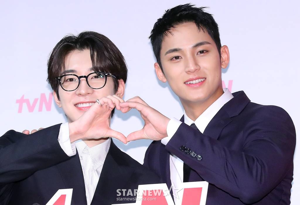 그룹 세븐틴 원우, 민규가 3일 오후 서울 강남구 논현동 엘리에나호텔에서 진행된 tvN 예능 '나나투어 with 세븐틴' 제작발표회에 참석해 포즈를 취하고 있다. '나나투어 with 세븐틴'은, 가이드로 재취업한 여행 예능 20년 차 베테랑 'NA이드'(나영석 PD)와 함께 여름의 이탈리아로 떠난 데뷔 9년 차 세븐틴의 진한 '우정 여행기'를 담은 버라이어티 예능 프로그램이다. 오는 5일 첫 방송. 2024.01.03 /사진=김창현
