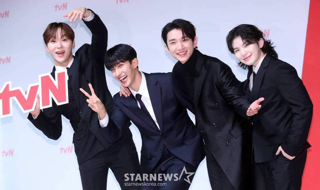 그룹 세븐틴 보컬 유닛 승관, 도겸, 조슈아, 우지가 3일 오후 서울 강남구 논현동 엘리에나호텔에서 진행된 tvN 예능 '나나투어 with 세븐틴' 제작발표회에 참석해 포즈를 취하고 있다. '나나투어 with 세븐틴'은, 가이드로 재취업한 여행 예능 20년 차 베테랑 'NA이드'(나영석 PD)와 함께 여름의 이탈리아로 떠난 데뷔 9년 차 세븐틴의 진한 '우정 여행기'를 담은 버라이어티 예능 프로그램이다. 오는 5일 첫 방송. 2024.01.03 /사진=김창현