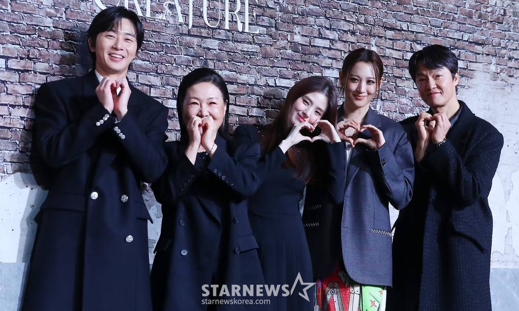 배우 박서준, 김해숙, 한소희, 수현, 조한철이 19일 오전 서울 용산구 레이어20 스튜디오에서 진행된 넷플릭스 시리즈 '경성크리처 파트1' 제작발표회에 참석해 포즈를 취하고 있다. '경성크리처'는 시대의 어둠이 가장 짙었던 1945년 봄, 생존이 전부였던 두 청춘이 탐욕 위에 탄생한 괴물과 맞서는 이야기다. '경성크리처' 파트1은 2023년 12월 22일, 파트2는 2024년 1월 5일 넷플릭스에서 공개된다. 2023.12.19 /사진=김창현