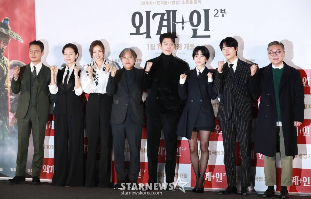 배우 조우진, 염정아, 이하늬, 최동훈 감독, 배우 김우빈, 김태리, 류준열, 김의성이 3일 오후 서울 CGV용산아이파크몰에서 진행된 영화 '외계+인 2부' 언론시사회 및 기자간담회에 참석해 포즈를 취하고 있다. /2024.01.03 /사진=이동훈