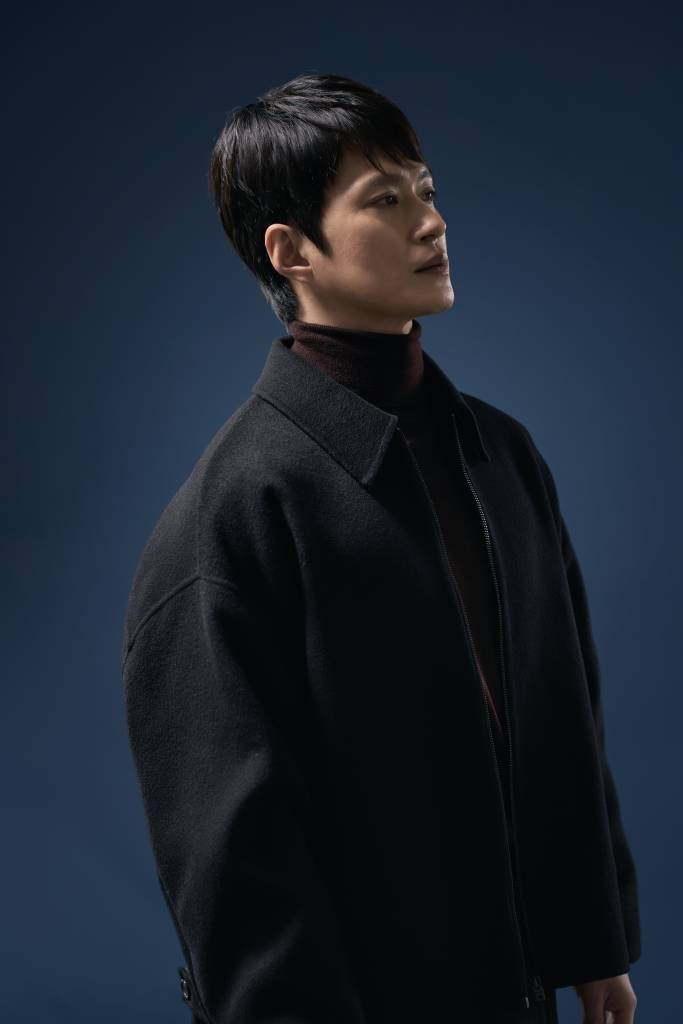 배우 김성규가 4일 오후 서울 종로구 삼청동의 한 카페에서 진행된 영화 '노량: 죽음의 바다' 관련 인터뷰를 위해 포즈를 취하고 있다. 김성규는 극 중 이순신 장군의 곁을 지키는 항왜 군사 준사 역을 열연했다. '노량: 죽음의 바다'는 임진왜란 발발 후 7년, 조선에서 퇴각하려는 왜군을 완벽하게 섬멸하기 위한 이순신 장군의 최후의 전투를 그린 전쟁 액션 대작. 전국 극장에서 절찬 상영중이다. / 사진제공 = (주)에이스메이커무비웍스, 롯데엔터테인먼트 /사진=김창현