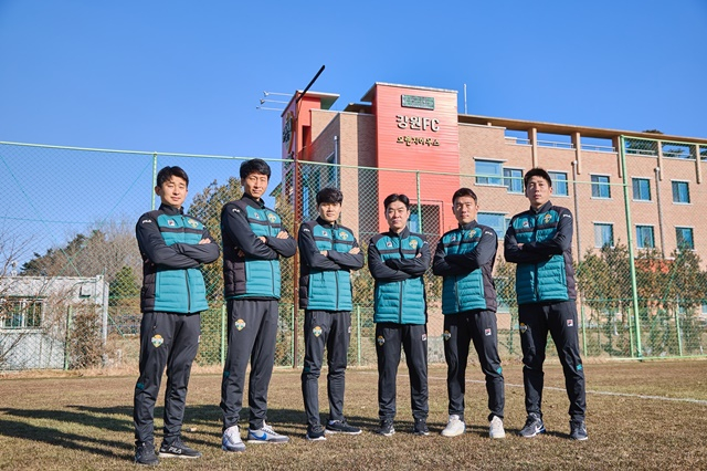 강원FC 코치진. /사진=한국프로축구연맹 제공
