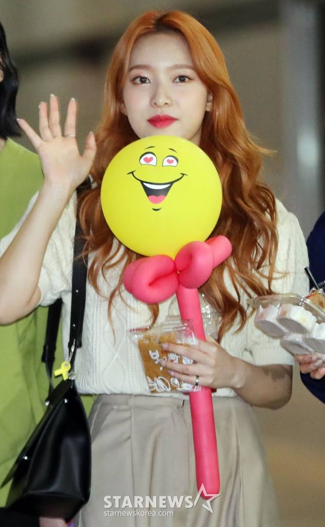 그룹 에이프릴 양예나가 6일 오후 경기 고양시 MBC드림센터에서 '쇼 챔피언' 생방송을 마치고 나서고 있다. /사진=임성균 기자 tjdrbs23@