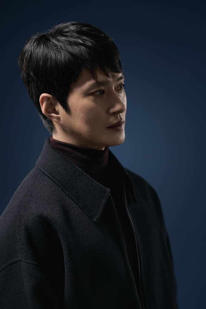 배우 김성규가 4일 오후 서울 종로구 삼청동의 한 카페에서 진행된 영화 '노량: 죽음의 바다' 관련 인터뷰를 위해 포즈를 취하고 있다. 김성규는 극 중 이순신 장군의 곁을 지키는 항왜 군사 준사 역을 열연했다. '노량: 죽음의 바다'는 임진왜란 발발 후 7년, 조선에서 퇴각하려는 왜군을 완벽하게 섬멸하기 위한 이순신 장군의 최후의 전투를 그린 전쟁 액션 대작. 전국 극장에서 절찬 상영중이다. / 사진제공 = (주)에이스메이커무비웍스, 롯데엔터테인먼트 /사진=김창현