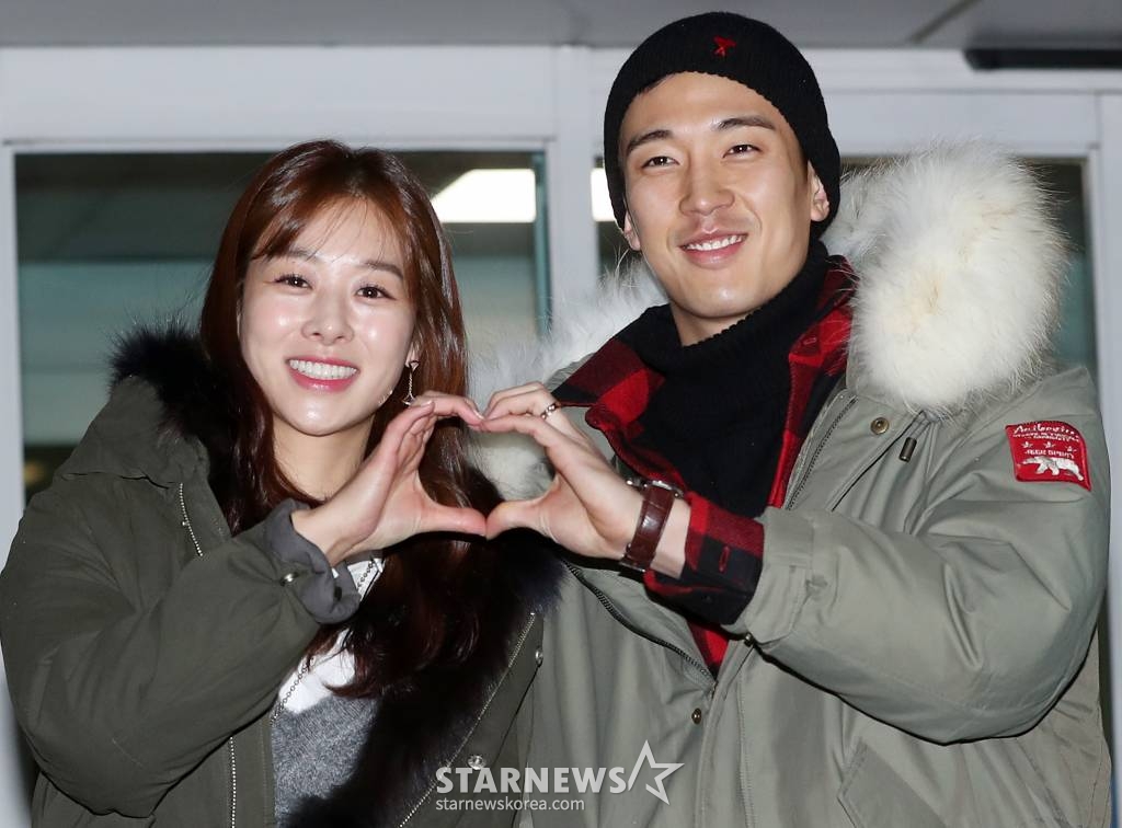 배우 장신영-강경준 커플이 5일 오후 화보촬영 차 인천국제공항을 통해 두바이로 출국하고 있다. /사진=김휘선 기자 hwijpg@