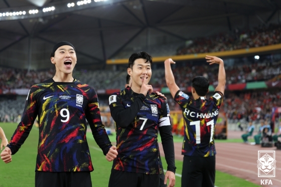 중국전 '쉿 세리머니'를 한 손흥민(오른쪽). /사진제공=대한축구협회