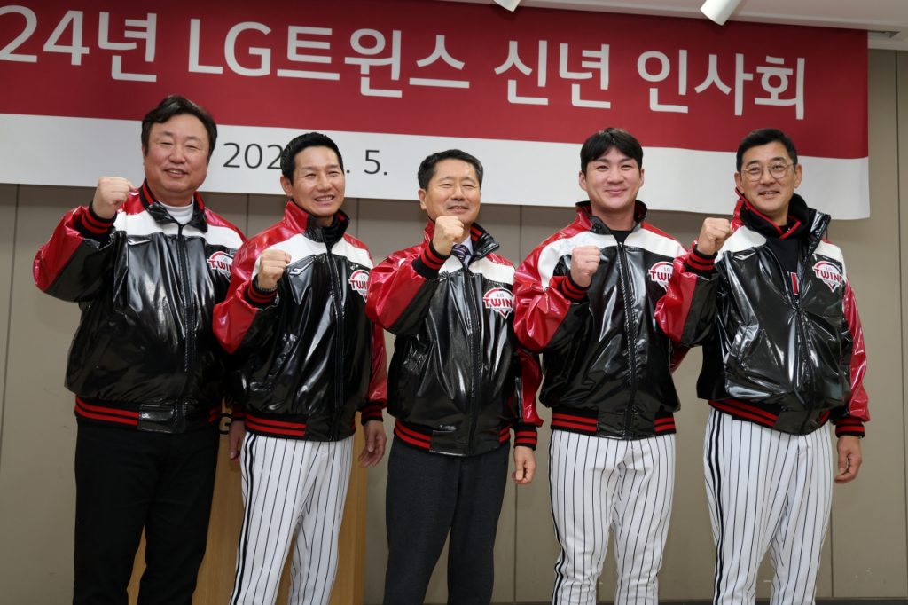 5일 LG 트윈스 신년 인사회 모습. (왼쪽부터) 차명석 단장, 염경엽 감독, 김인석 대표이사, 주장 오지환, 서용빈 2군 감독. /사진=LG 트윈스 제공