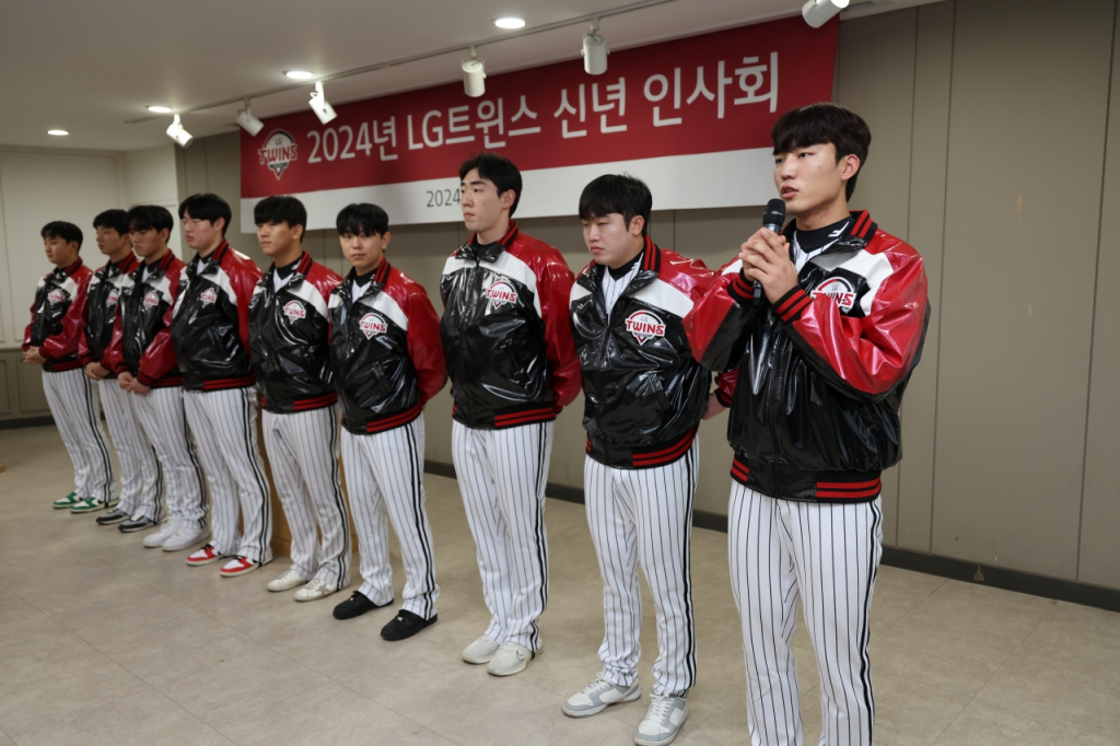 5일 LG 트윈스 신년 인사회에서 인사하는 신인 선수들 모습. /사진=LG 트윈스 제공