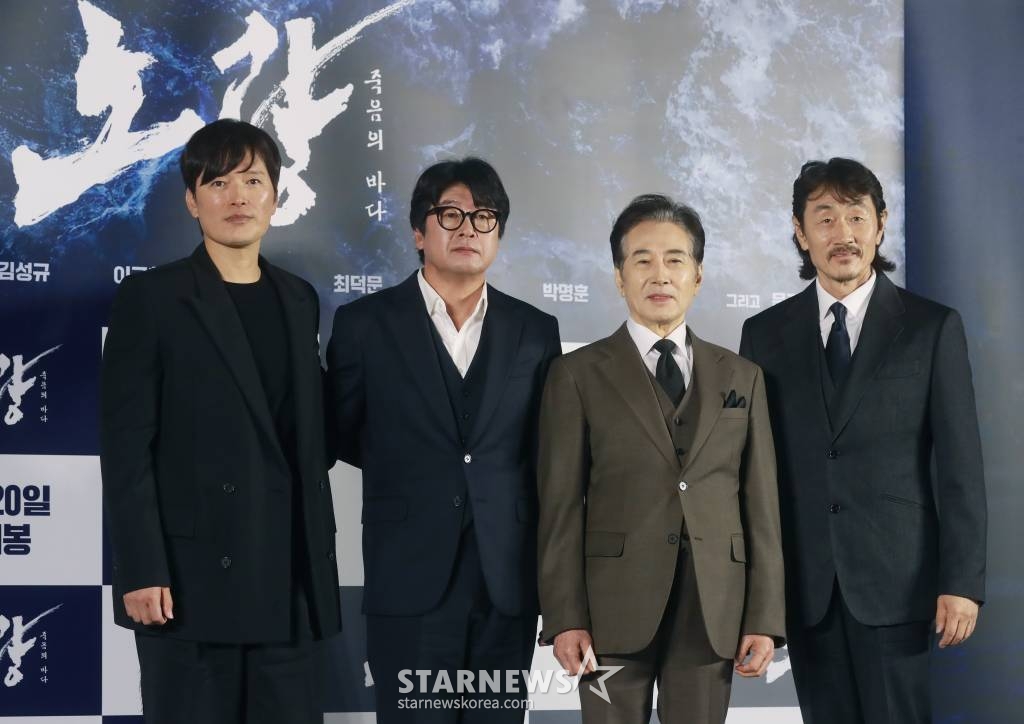 배우 정재영, 김윤석, 백윤식, 허준호가15일 오전 서울 광진구 롯데시네마 건대입구점에서 진행된 영화 '노량: 죽음의 바다'(감독 김한민) 제작발표회에 참석해 포즈를 취하고 있다. /2023.11.15 /사진=이동훈