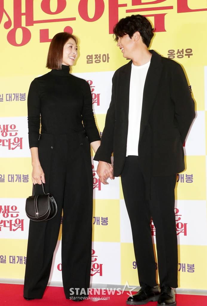 배우 장신영, 강경준 부부가 26일 오후 서울 송파구 롯데월드 타워 롯데시네마에서 열린 영화 '인생은 아름다워' VIP 시사회에 참석해 포즈를 취하고 있다. '인생은 아름다워'는 자신의 생일선물로 첫사랑을 찾아 달라는 황당한 요구를 한 아내 세연(염정아 분)과 마지못해 그녀와 함께 전국 곳곳을 누비며 과거로의 여행을 떠나게 된 남편 진봉(류승룡 분)이 흥겨운 리듬과 멜로디로 우리의 인생을 노래하는 국내 최초의 주크박스 뮤지컬 영화다. 오는 28일 개봉. 2022.09.26 /사진=김창현 기자 chmt@