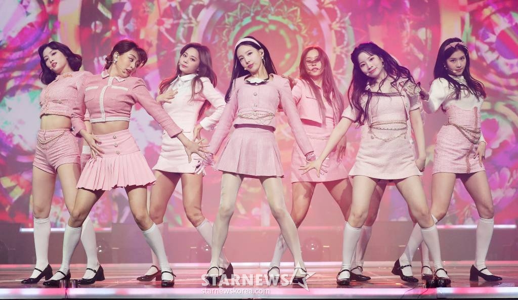 걸그룹 트와이스가 2020 Asia Artist Awards(2020 아시아 아티스트 어워즈, 2020 AAA)에서 멋진 무대를 선보이고 있다. 스타뉴스가 주최하고 AAA 조직위원회가 주관하는 AAA는 어디에서도 보지 못했던 새로운 무대를 선보이며 전 세계 팬들의 눈과 귀를 사로잡아 명실상부 NO.1 글로벌 시상식으로 거듭났다. /사진=김창현 기자 chmt@