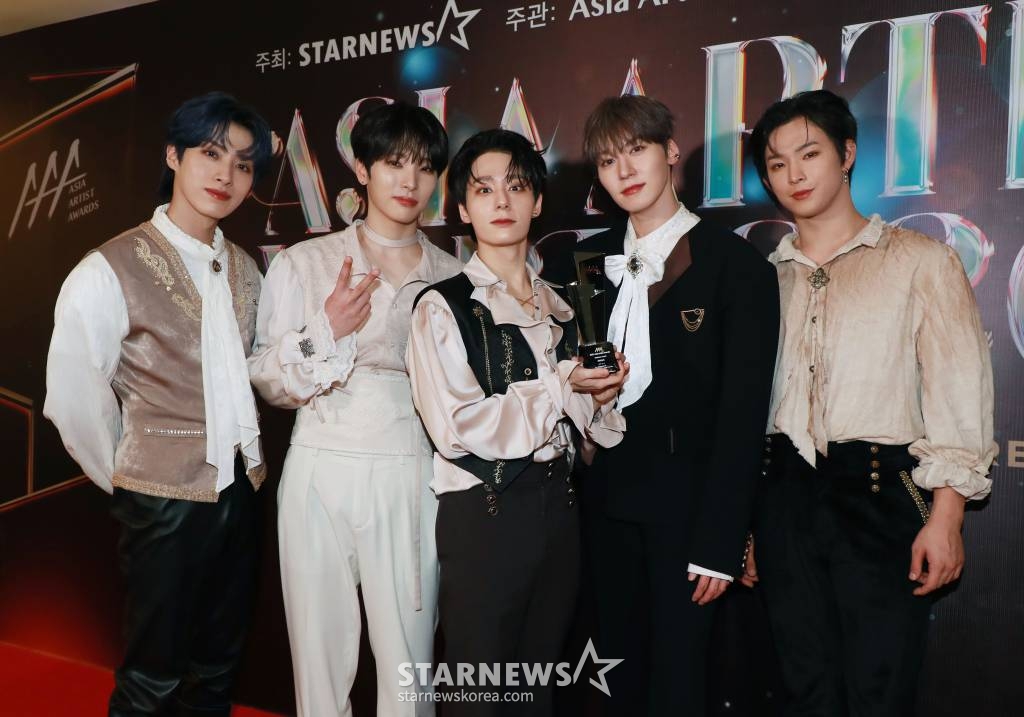 그룹 원어스가 14일 필리핀 아레나에서 열린 '2023 아시아 아티스트 어워즈 인 필리핀'(2023 Asia Artist Awards IN THE PHILIPPINES, 이하 '2023 AAA')에서 AAA 이모티브 상을 수상한 뒤 포즈를 취하고 있다. '2023 AAA'는 스타뉴스가 주최하고 Asia Artist Awards 조직위원회, TONZ 엔터테인먼트, PULP Live World가 공동 주관한다. 그룹 아이브(IVE) 장원영, 가수 강다니엘, 그룹 제로베이스원 성한빈이 MC를 맡았다. 2023.12.14 /사진=이동훈