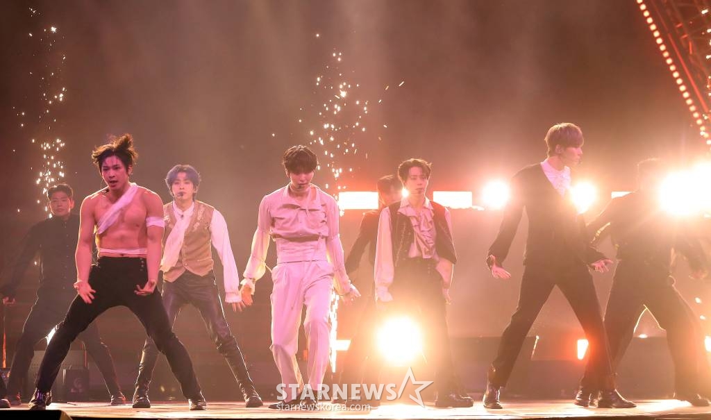 걸그룹 원어스(ONEUS)가 지난 14일 필리핀 아레나에서 열린 '2023 아시아 아티스트 어워즈 인 필리핀'(2023 Asia Artist Awards IN THE PHILIPPINES, 이하 '2023 AAA')에서 멋진 무대를 선보이고 있다. 원어스는 '2023 AAA'에서 AAA 이모티브상을 수상했다. '2023 AAA'는 스타뉴스가 주최하고 Asia Artist Awards 조직위원회, TONZ 엔터테인먼트, PULP Live World가 공동 주관한다. 그룹 아이브(IVE) 장원영, 가수 강다니엘, 그룹 제로베이스원 성한빈이 MC를 맡았다. /사진=김창현