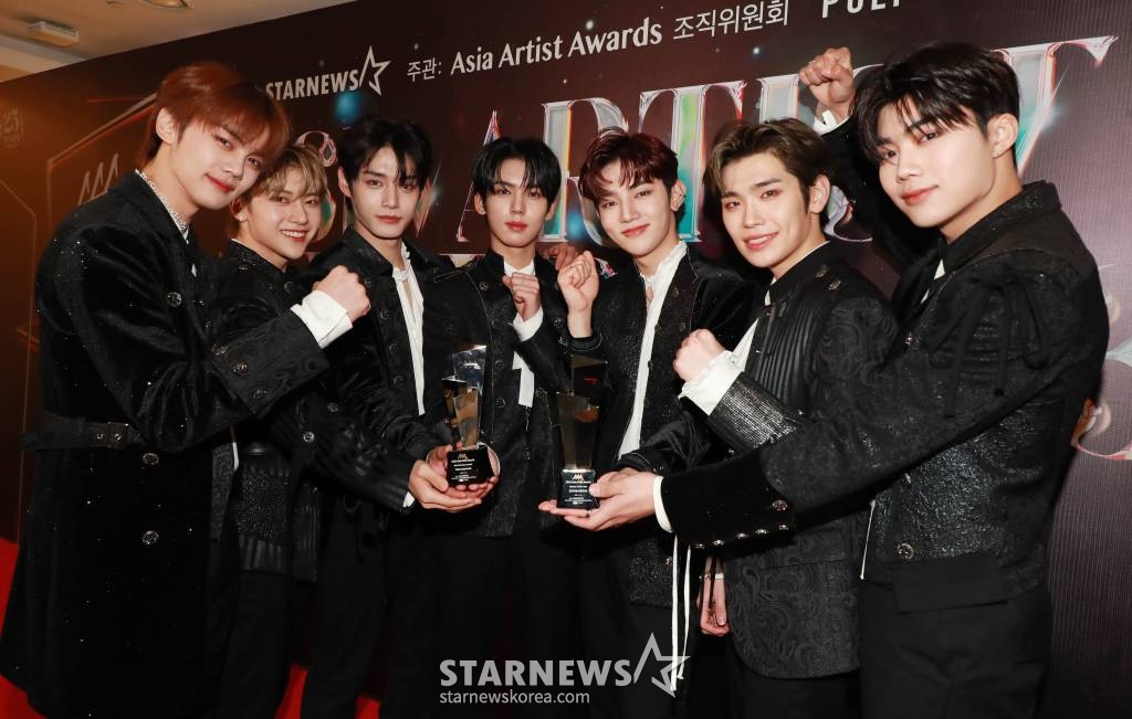그룹 제로베이스원이 14일 필리핀 아레나에서 열린 '2023 아시아 아티스트 어워즈 인 필리핀'(2023 Asia Artist Awards IN THE PHILIPPINES, 이하 '2023 AAA')에서 AAA 베스트 뮤지션, 신인상을 수상한 뒤 포즈를 취하고 있다. '2023 AAA'는 스타뉴스가 주최하고 Asia Artist Awards 조직위원회, TONZ 엔터테인먼트, PULP Live World가 공동 주관한다. 그룹 아이브(IVE) 장원영, 가수 강다니엘, 그룹 제로베이스원 성한빈이 MC를 맡았다. 2023.12.14 /사진=이동훈